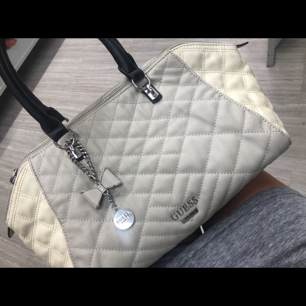 Beautiful guess handbag, like new cream & grey 😍